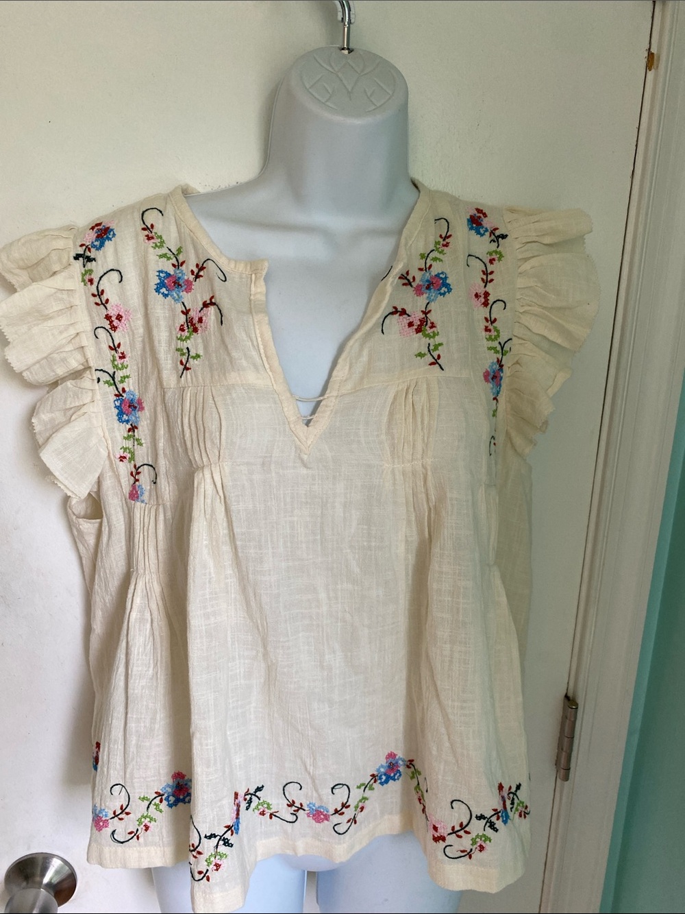 Jennifer & Grace floral embroidered Flutter-Sleeve Blouse NWT